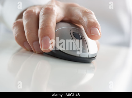 Primo piano della mano, premendo il pulsante del mouse Foto Stock