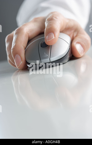 Mano sul mouse del computer con la riflessione Foto Stock