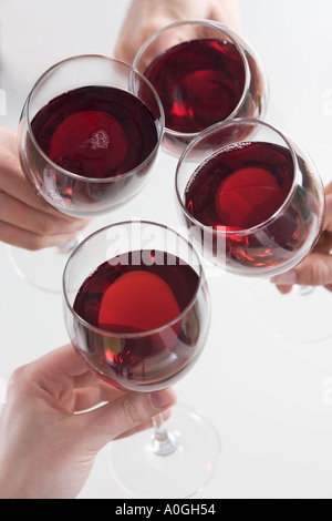Primo piano delle mani la tostatura con il vino Foto Stock