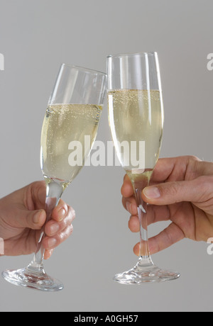 Profilo di mani di tostatura flauti champagne Foto Stock