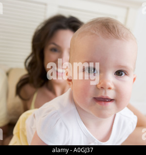 Vista dettagliata del bambino con la madre Foto Stock