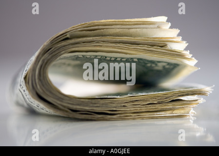 Le fatture del dollaro piegato a metà Foto Stock