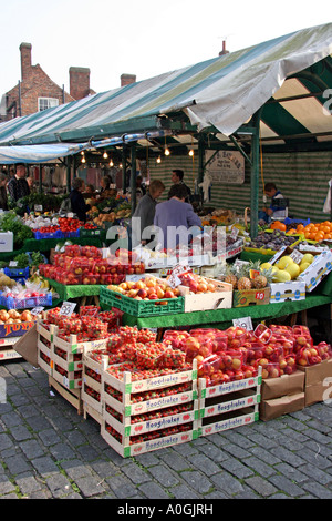 La frutta e la verdura di stallo veg in Newgate Market York Yorkshire Foto Stock