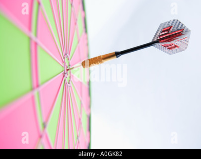 Profilo di dart bloccato in Bulls Eye Foto Stock