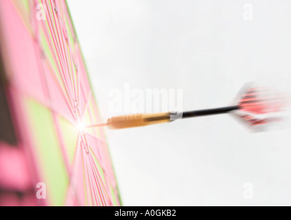 Profilo di dart colpendo Bulls Eye Foto Stock