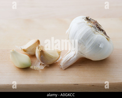 Primo piano della testa di aglio e chiodi di garofano Foto Stock