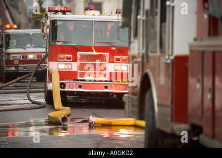 Firetrucks parcheggiato con tubi flessibili Foto Stock