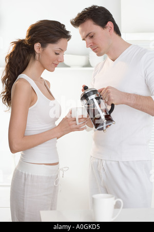 Giovane versando il caffè dalla stampa francese Foto Stock