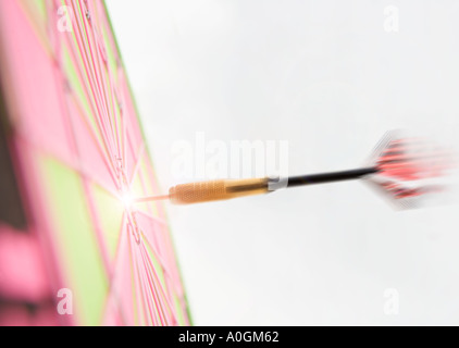 Primo piano della dart di colpire Bulls Eye Foto Stock