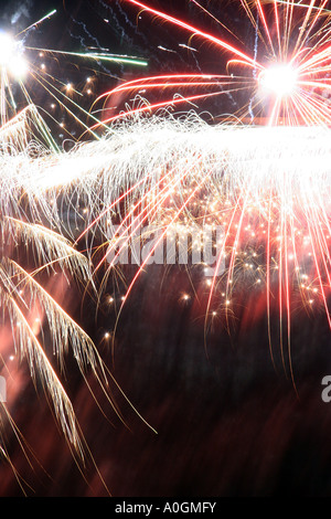 Razzi rossi per i fuochi d'artificio notte Foto Stock