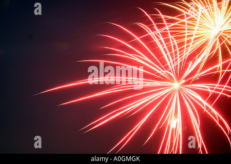 Esplosione di colore rosso nel cielo come un fuoco d'artificio si spegne su Guy Fawkes notte Foto Stock