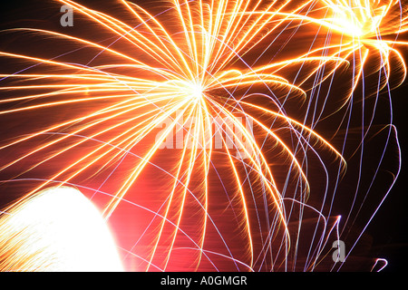 Fuochi d'artificio brillante nel cielo notturno su Guy Fawkes notte Foto Stock