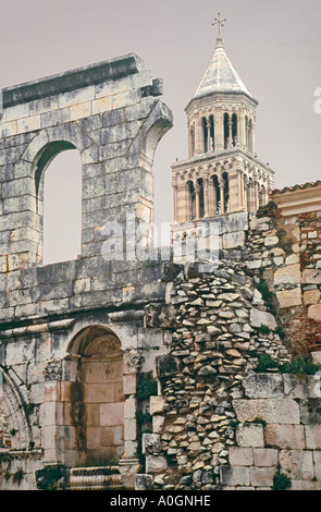 Belfry presso San Domnio cattedrale, argento parete Gate, il Palazzo di Diocleziano a Split, Dalmazia, Croazia Foto Stock