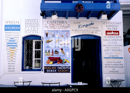 Tipica del bianco e del blu cafè sulla isola di Mykonos Foto Stock