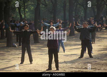 Cina anni '90 Tiantan Park Pechino. Uomini e donne di media età che praticano il tai chi quotidiano che esercita 1998 HOMER SYKES Foto Stock