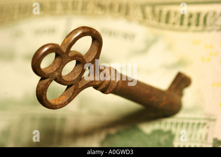 Concetto di dollari Dollaro note con chiave Foto Stock