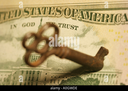 Concetto di dollari Dollaro note con chiave Foto Stock