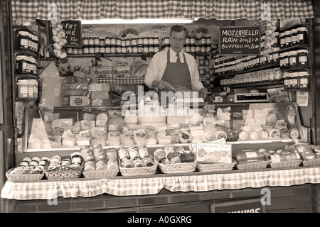 Uomo di formaggio di avvolgimento su una fase di stallo nel mercato di York Foto Stock