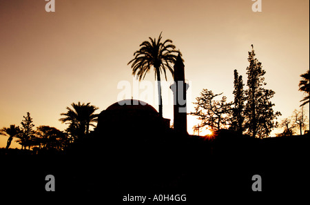 Il sole tramonta sul recentemente restaurato HALA SULTAN TEKKE MOSCHEA LARNAKA CIPRO, accanto ai laghi di sale Foto Stock