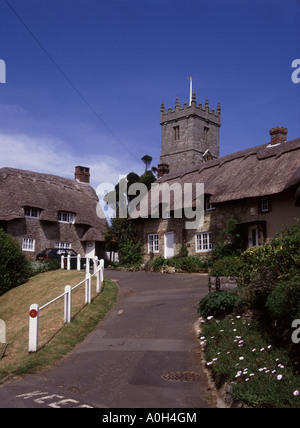 Il pittoresco villaggio di Godshill con i suoi cottage con il tetto di paglia del Isle of Wight su una giornata d'estate Foto Stock