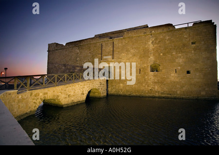 Il castello di Pafo al tramonto illuminate. Foto Stock