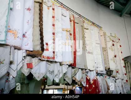 Biancheria locale appeso sul display all'interno mercato comunale in Paphos, Cipro Foto Stock