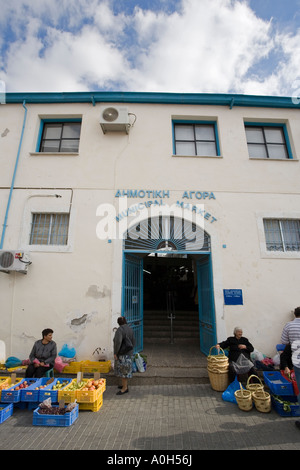 L'ingresso alla piscina MERCATO COMUNALE IN Paphos, Cipro, con i venditori del mercato all'esterno del mercato producono entrambi i lati Foto Stock