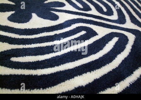 Zebra nero maze celtic swirl stripe pila spessa coperta di tappeti di lana tessuto di cotone intessuto di armatura ordito trama alternativa locale Foto Stock