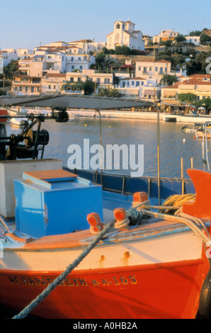 Vista della città di Batsi e il porto della Grecia Andros Foto Stock