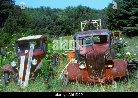 Cimitero delle auto. Auto abbandonate in un campo. Auto scompattate con finestre in vetro rotte. Rusty, vecchia automobile, naufraga. Foto Stock