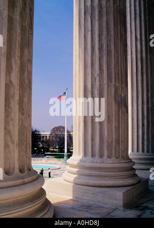 USA Washington DC le colonne della Corte Suprema degli Stati Uniti di fronte al tribunale da vicino o da vicino o da vicino. Bandiera americana su un flagpole. Foto Stock