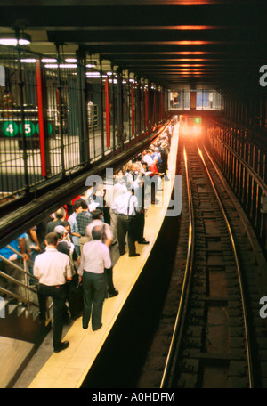 Folla della stazione della metropolitana di New York. La folla di pendolari attende sul binario il treno in arrivo. New York City, USA Foto Stock