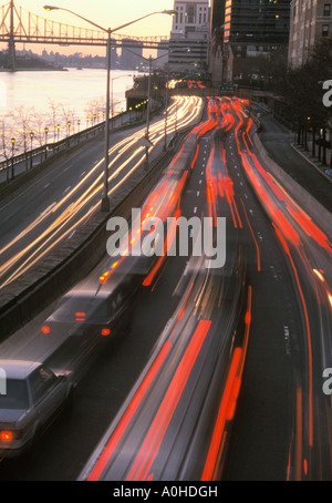 New York City Light trails traffico sul fiume est guidare di notte Foto Stock