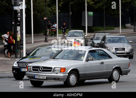 Viaggia in Europa city il trasporto urbano auto della coppa del mondo di calcio sostenitore del ventilatore Mercedes Foto Stock