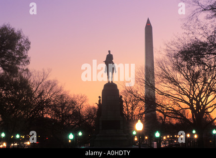 Washington DC Washington Monument e la statua del generale William Techumsea Sherman al tramonto. Centro commerciale Ellipse National Mall Foto Stock