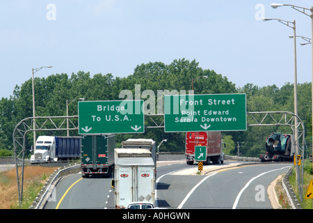 Il traffico Conjestion in Canada verso il ponte verso gli Stati Uniti d'America. Foto Stock