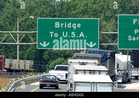 Il traffico Conjestion in Canada verso il ponte verso gli Stati Uniti d'America. Foto Stock