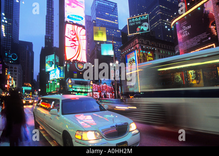 Broadway e Times Square, New York City. Limousine bianca parcheggiata. Movimento del traffico e strada trafficata nel Midtown Manhattan USA Foto Stock