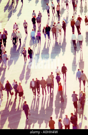 Ombre di folle che camminano sul lungomare di Atlantic City, New Jersey, USA. Vista elevata di gruppi di persone e ombre. Foto Stock