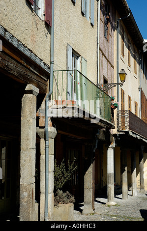Case medievali Place de la Halle Lagrasse Aude Francia Europa Foto Stock