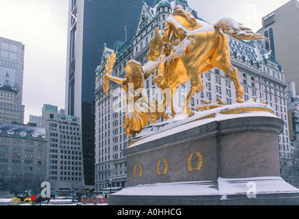 Plaza Hotel Grand Army Plaza e la statua del generale William Tecumseh Sherman in una tempesta di neve New York City Midtown Manhattan Fifth Avenue Foto Stock