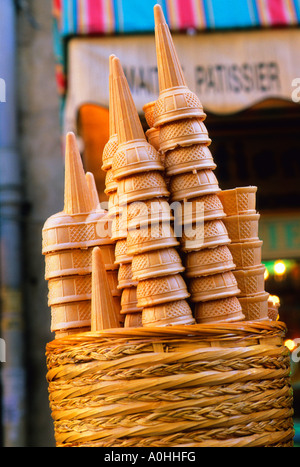 Coni di gelato vuoti. Coni per waffle. Distributore di gelati di strada. Vendita di gelati. Coni gelato impilati in un cestino per la vendita. Nessuna gente Foto Stock