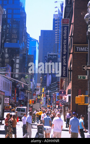 New York City Midtown Manhattan, Times Square e Broadway guardando verso sud USA Foto Stock