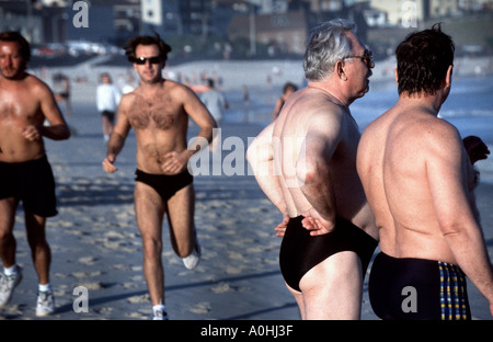 Giovani e vecchi uomini di variare i livelli di fitness e permanente in esecuzione su Bondi Beach Sydney Australia Foto Stock