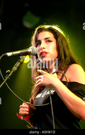 Amy Winehouse effettuando al gelato estate evento al De Montfort Hall di Leicester il quindicesimo agosto 2004 Foto Stock
