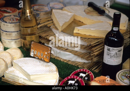 Pressione di stallo di formaggio in un tradizionale cibo quotidiano mercato in Francia. Foto Stock