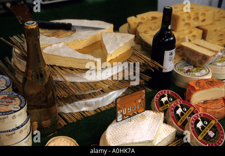 Pressione di stallo di formaggio in un tradizionale cibo quotidiano mercato in Francia. Foto Stock