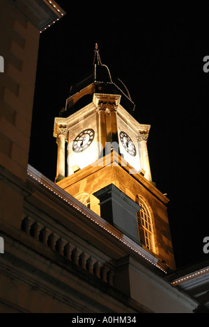 Lisburn biancheria Center e il Museo illuminata di notte, Lisburn, Irlanda del Nord Foto Stock