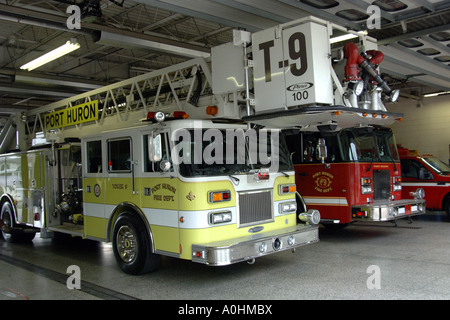 Camion fuoco dentro la stazione casa a Port Huron, Michigan. Foto Stock