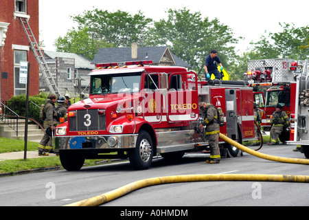 I Vigili del Fuoco in azione in un incendio nel centro di Toledo, Ohio. Foto Stock